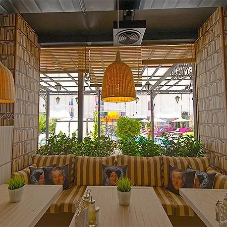 Romance Marine Aparthotel מלון דירות