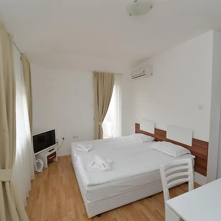 Romance Marine Aparthotel מלון דירות