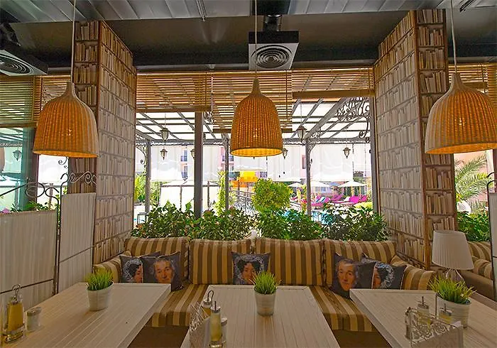 Romance Marine Aparthotel 公寓式酒店