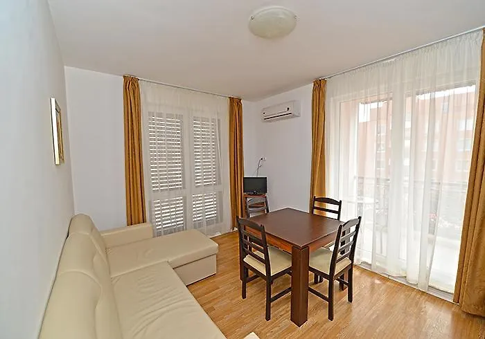 Romance Marine Aparthotel 公寓式酒店