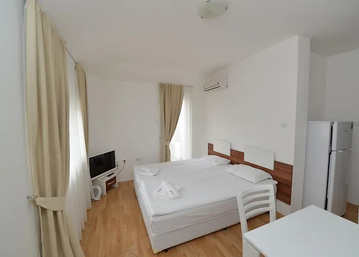 Romance Marine Aparthotel 公寓式酒店