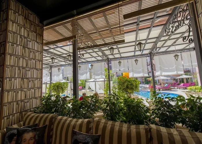 Romance Marine Aparthotel 公寓式酒店